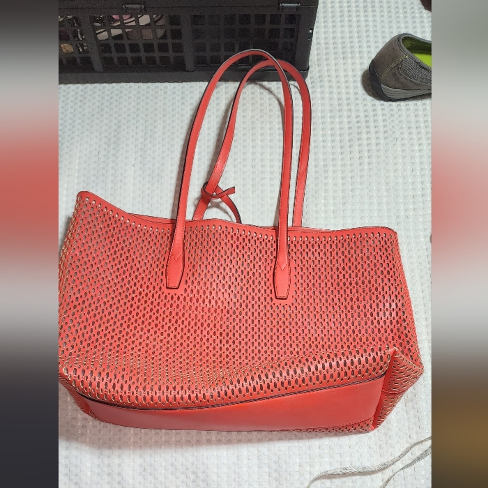 LILY & IVY EUC XL PINK PERF TOTE BAG WITH WRISTLET